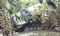  Video: Người đàn ông đi xe máy chở con nhỏ &apos;đánh võng&apos; và chặn đầu xe tải 