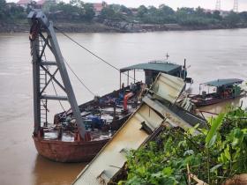  Vụ sập cầu Phong Châu: Tìm thấy thi thể nạn nhân thứ 3 trong ca bin xe đầu kéo 