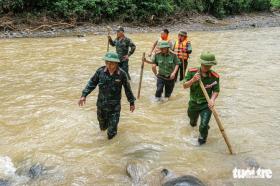 Tay không bám đá, vượt suối dữ tiếp tục tìm nạn nhân mất tích vụ sạt lở núi ở Cao Bằng  第3张