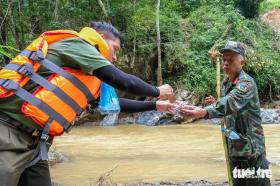 Tay không bám đá, vượt suối dữ tiếp tục tìm nạn nhân mất tích vụ sạt lở núi ở Cao Bằng  第14张