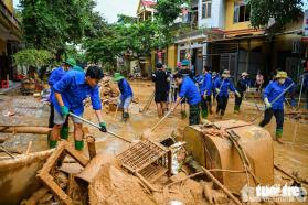 Áo xanh tỏa khắp thành phố, giúp bà con vùng lũ Yên Bái cào bùn, dọn rác thải