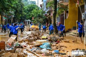 Áo xanh tỏa khắp thành phố, giúp bà con vùng lũ Yên Bái cào bùn, dọn rác thải