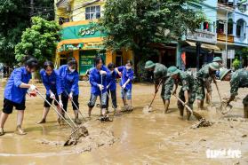 Áo xanh tỏa khắp thành phố, giúp bà con vùng lũ Yên Bái cào bùn, dọn rác thải  第6张