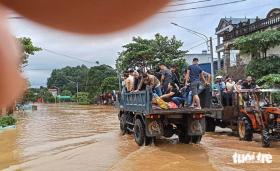 Thái Nguyên gọi, Hà Nội trả lời: Nhiều đội hỗ trợ xuyên đêm chở thuyền lên ứng cứu