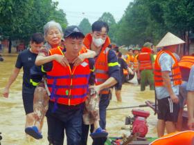 Thái Nguyên gọi, Hà Nội trả lời: Nhiều đội hỗ trợ xuyên đêm chở thuyền lên ứng cứu  第3张