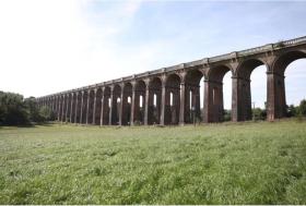 Cây cầu ảo giác Ouse Valley Viaduct hot rần trên Instagram  第2张