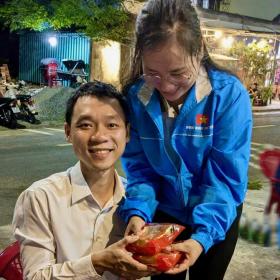 Bán bánh trung thu gây quỹ hỗ trợ người dân vùng bão lũ