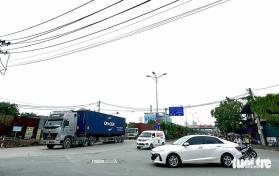 Container đậu tràn lan đường vào BOT Phú Hữu