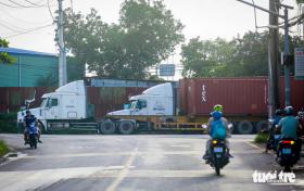 Container đậu tràn lan đường vào BOT Phú Hữu  第4张