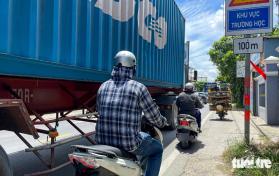 Container đậu tràn lan đường vào BOT Phú Hữu  第8张