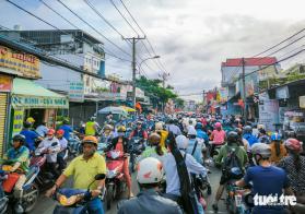 Container đậu tràn lan đường vào BOT Phú Hữu