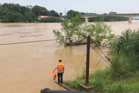 Người đàn ông ở Thanh Hóa bị nước lũ cuốn trôi 2km, sống sót kỳ diệu  第1张