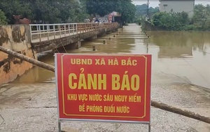 Video: Người và xe lội &quot;bì bõm&quot; sau cơn mưa lớn, nhiều tuyến phố Hà Nội tê liệt