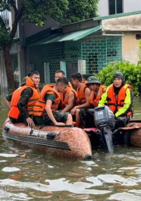  Câu lạc bộ xuồng hơi Hà Nội vào tâm lũ hỗ trợ người dân 