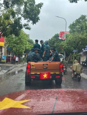  Câu lạc bộ xuồng hơi Hà Nội vào tâm lũ hỗ trợ người dân 第4张