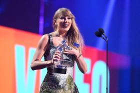 Taylor Swift lập kỷ lục thắng nhiều cúp VMAs nhất 