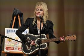 Dolly Parton tặng hàng trăm triệu cuốn sách cho trẻ em  第2张