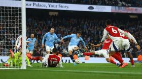 Arsenal rơi chiến thắng ở giây cuối trước Man City 