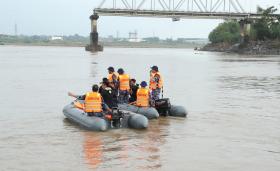 30 người nhái tinh nhuệ nhất của Đặc công Hải quân lặn tìm mất tích ở cầu Phong Châu  第4张