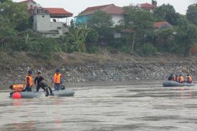 30 người nhái tinh nhuệ nhất của Đặc công Hải quân lặn tìm người mất tích ở cầu Phong Châu