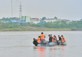 30 người nhái tinh nhuệ nhất của Đặc công Hải quân lặn tìm mất tích ở cầu Phong Châu  第6张