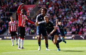 Man Utd đại thắng trước 10 người của Southampton