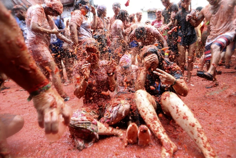  Tây Ban Nha: 22.000 người lao mình vào &quot;Đại chiến Đỏ&quot; La Tomatina 