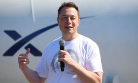 Elon Musk được 20 cận vệ hộ tống mỗi khi ra đường 