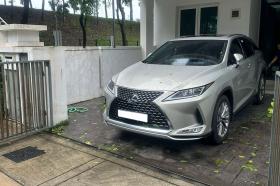 Trú bão, chủ xe Lexus hồn nhiên đỗ vào sân nhà người khác như mình  第1张