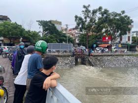 Sông Tô Lịch &quot;hồi sinh&quot; sau mưa lớn, người Hà Nội quăng chài, mang cần câu đánh bắt cá 