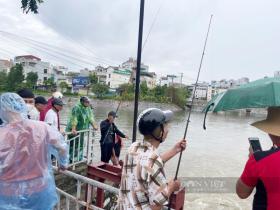 Sông Tô Lịch &quot;hồi sinh&quot; sau mưa lớn, người Hà Nội quăng chài, mang cần câu đánh bắt cá  第3张