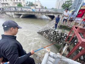 Sông Tô Lịch &quot;hồi sinh&quot; sau mưa lớn, người Hà Nội quăng chài, mang cần câu đánh bắt cá  第4张