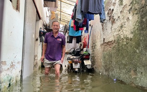 Sông Tô Lịch &quot;hồi sinh&quot; sau mưa lớn, người Hà Nội quăng chài, mang cần câu đánh bắt cá  第15张