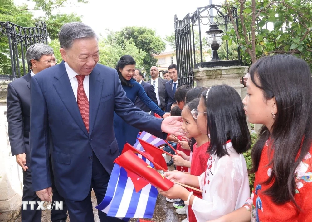 Tổng Bí thư, Chủ tịch nước thăm Đại sứ quán và cộng đồng người Việt Nam tại Cuba  第1张