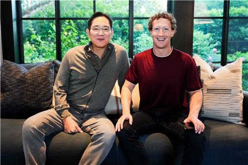  Tỉ phú Mark Zuckerberg bất ngờ có khách quý ghé thăm