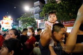 Hàng vạn người xuống đường rước đèn khổng lồ đón Trung thu sớm ở Tuyên Quang  第13张