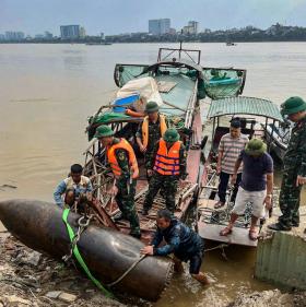 Xử lý an toàn quả bom 1.362kg, còn nguyên ngòi và thuốc nổ gần cầu Long Biên  第1张