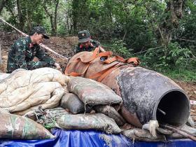 Xử lý an toàn quả bom 1.362kg, còn nguyên ngòi và thuốc nổ gần cầu Long Biên  第4张