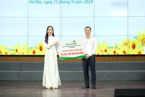 Vietcombank trao học bổng cho sinh viên 