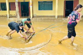 Thầy cô lội bùn dọn trường lớp sau lũ ống  第1张