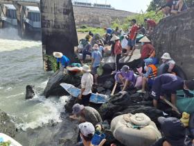  Người dân ùa xuống đập tràn nhà máy thủy điện Trị An săn &apos;lộc trời&apos; 第2张