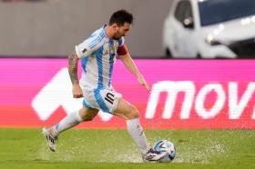 Messi đổ lỗi cho mặt sân sau trận hòa của Argentina  第1张