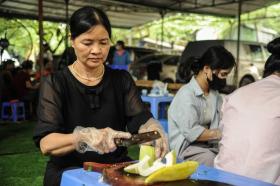 Mùa hè yêu thương: Sức trẻ chung tay mang bữa cơm miễn phí đến cộng đồng  第11张