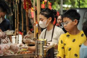 Mùa hè yêu thương: Sức trẻ chung tay mang bữa cơm miễn phí đến cộng đồng  第53张