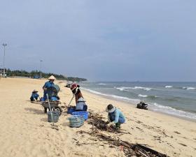 Rác trôi nằm la liệt ở bãi biển Quảng Bình, lực lượng chức năng rốt ráo thu gom  第3张