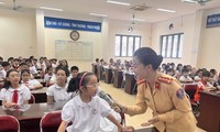  Hà Nội: Nhiều phụ huynh vẫn chủ quan không đội mũ bảo hiểm cho con em khi đi xe máy 