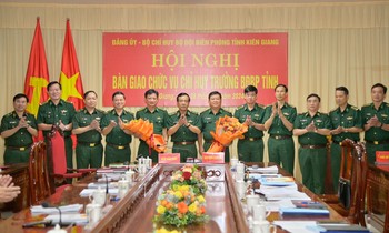  Hà Nội: Nhiều phụ huynh vẫn chủ quan không đội mũ bảo hiểm cho con em khi đi xe máy 