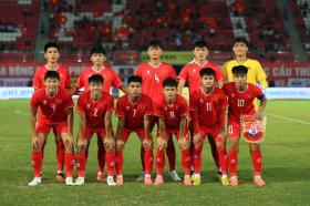 Thủ môn U20 Guam nhận thẻ đỏ sau va chạm mạnh với tiền đạo U20 Việt Nam